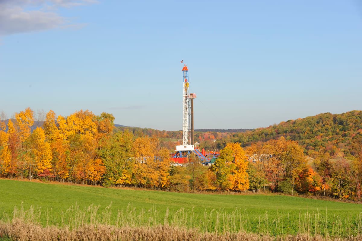 Horizontal oil and gas drilling rig with steel derrick and operational equipment